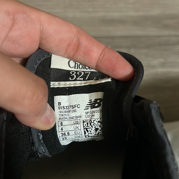 Women’s New Balance 327 - Picture 7 of 7